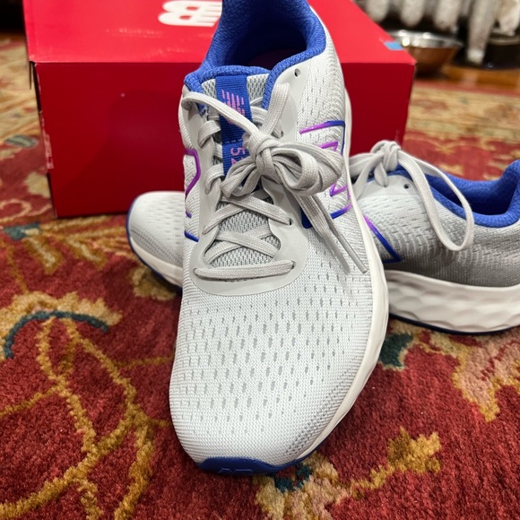 New Balance Women's Running Shoes 520 V8 (New) - Picture 2 of 9